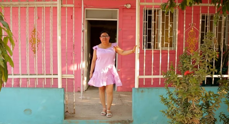 Cristina Vega posa en la terraza de su vivienda construida con plástico reciclado.