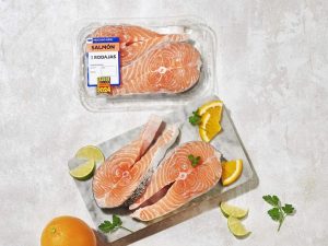 Lidl avanza en su compromiso con la sostenibilidad: Incorpora bandejas de pescado hechas con un 80% de plástico reciclado en todo su surtido